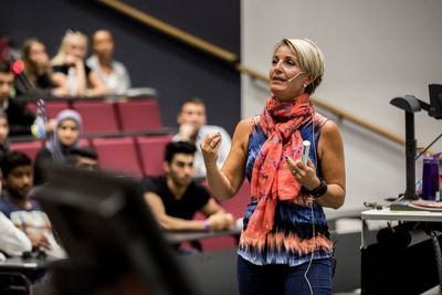 Nina Vogt Ronæs har både BI-studenter og ledere som publikum.