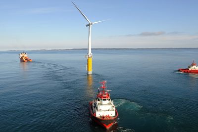 Slik startet det: For ti år siden ble Hywind Demo, verdens første flytende turbin, tauet ut til Karmøy.