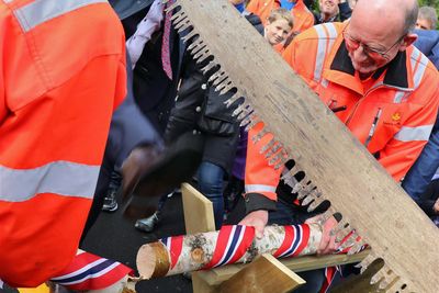 Samferdselsminister Jon Georg Dale må til slutt ta beinet til hjelp og sparke vegen åpen. Til venstre prosjektleder Odd Helge Innerdal, til høyre byggeleder Terje Anundsen.