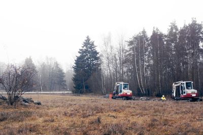 Det går smått med fiberutrullingen på den svenske landsbygda. Nå legger regjeringen en beskyttende hånd over forbrukerne etter at flere av dem har ventet i både to og tre år på en utbygging som ennå ikke har startet.