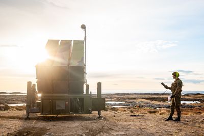 Soldater fra Luftvernartilleribataljonen (LvBn) fra Ørlandet og kampluftvernet til Arteleribataljonen klargjør launcheren til NASAMS III.