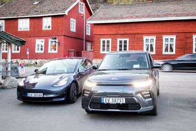 Tesla Model 3 og Kia e-Soul.