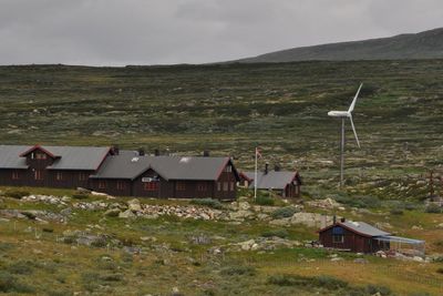 Vindturbinen har stått på stølen i 18 år, men nå må den vekk. Eieren har ikke dokumentert at den greier å produsere 70 prosent av energien hytta forbruker. 