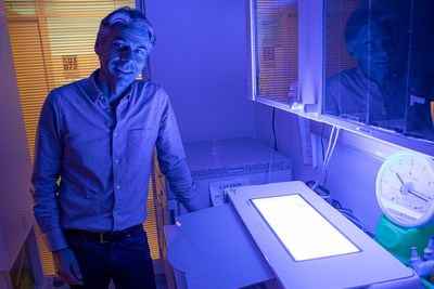 Laget egen lyskasse: Adm. direktør i PCI Biotech, Per Walday, ved lyskassen de har laget for å se hvordan helt uniformt lys påvirker cellene. De kan variere fargen på lyset ved å skifte lysstoffrør.