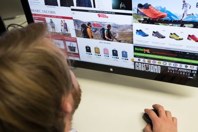 Billetter til arrangementer ser ut til å være det aller mest populære å handle på nett. Deretter følger klær og sportsutstyr.