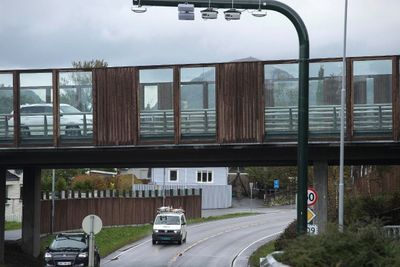 De nye bomstasjonene på Nord-Jæren åpnet 1. oktober i fjor. Nå må elbilene betale, mens det blir billigere for biler med fossilt drivstoff.