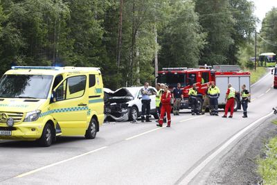 Veien er nesten aldri utløsende årsak til en trafikkulykke, men kan bidra til å øke konsekvensene når en ulykke først skjer, viser Vegvesenets dybdeanalyse av trafikkulykkene med drepte i Norge i fjor. Bildet er fra en møteulykke på fylkesvei 154 i Akershus i 2017.