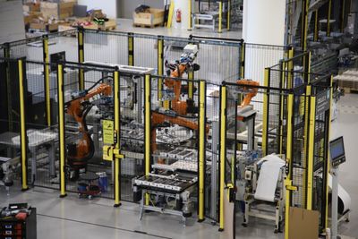Corvus - åpner batterifabrikk i Bergen 5. september 2019 - total kapasitet opp mot 400 MWh. Intek på Raufoss har levert roboter og utviklet verktøy og automatiseringssystem. 13 roboter i ni celler. 