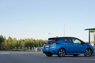 Her lader vi med Nissan Leaf på lynladeren ved McDonalds Rygge.