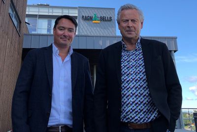 Vidar Svenning Olsen (til venstre) tar over som administrerende direktør i Ragn-Sells etter Bjørn Hoel. 