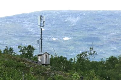 Når mobiloperatørene skal bygge fast trådløst bredbånd for 560 millioner kroner, blir det ikke fra master i bystrøk, men mer noe som likner på denne Telenor-masta ved Kjennsvatnet, ved foten til Nord-Norges høyeste fjelltopper i Okstindan.