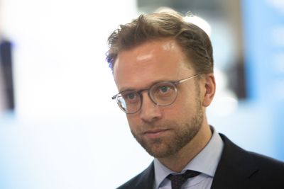 Når stadig flere tjenester er knyttet til mobiltelefonnummeret vårt, blir vi også mer sårbare når vi mister kontrollen over det. Nå tar vi grep for å hindre dette, sier digitaliseringsminister Nikolai Astrup (H). Arkivfoto.
