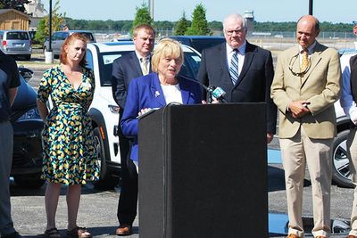 Maine-guvernør Janet T. Mills erklærer økonomisk støtte til miljøbilkjøperne. 