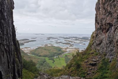 Helgelandskysten er en av regionene der vi nok vil finne små klynger av hus på øyer der det er lite kommersiell drivkraft for å bygge bredbånd – selv med vanlig bredbåndsstøtte. Her illustrert med utsikten sørvestover fra hullet i Torghatten.