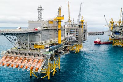 Johan Sverdrup-feltet i Nordsjøen er snart klar til oppstart. Dersom testing av systemer og utstyr skjer uten store overraskelser, skal feltet kunne produsere olje fra oktober. 