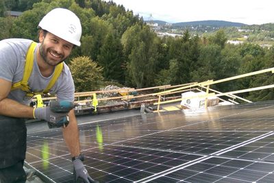 Solceller – og ikke minst framskritt innen solcelleteknologi – har vært blant de aller mest leste artiklene blant abonnentene på TU Ekstra i løpet av 2019. Bildet er tatt under montering av solceller på taket av en barnehage i Oslo kommune.