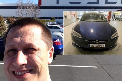 Anders Lagerqvist foran Tesla-fabrikken i Fremont. Innfelt er bilde av Lagerqvists Tesla Model S.