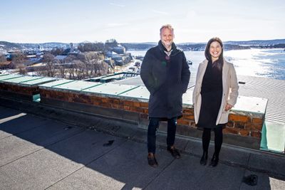 Raymond Johansen får bred støtte for sitt forslag om å montere solceller på alle kommunale bygninger i Oslo. Her med miljøbyråd Lan Marie Berg i MDG.
