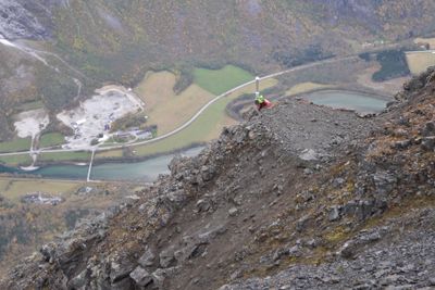 En av GNSS-mastene høyt over Romsdalen med E136 og Raumabanen.