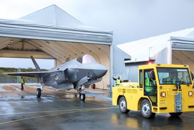 Et av de tre nyeste F-35-flyene i ferd med å parkere i et deployerbart shelter på Ørland.