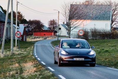 Tesla er langt foran alle andre på energieffektivitet, noe som er en grunn til at Erling Borgen heller bør elske Tesla-sjåførene, enn å hate dem, skriver TU-redaktør Ole Petter Pedersen i denne kommentaren.