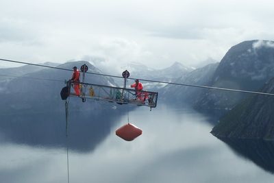 Man kan ikke ha høydeskrekk hvis man skal bygge eller vedlikeholde kraftlinjer. Men nå mener NVE og Energi Norge at også prisen er for høy. Bilder er fra utskifting av flymarkører over Hellemofjorden i 2003.