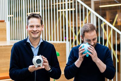 Kristian Hestmann er produktutvikler og Jens Braathen er daglig leder i Nöffe. Selv om produktet i utgangspunktet er tiltenkt barn, er det tydelig at også de to gründerne har utviklet et nært forhold til sine firbeinte venner.