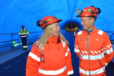 Lyskunstner Viel Bjerkeset Andersen, som er ansvarlig for lysinstallasjonene i Ryfylketunnelen og prosjektleder Gunnar Eiterjord i fjellhallen.