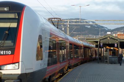 Bane nor ønsker kommersielle mobilnett i stedet for et eget jernbanenett med egne frekvenser og egen teknologi. Her et bilde fra Lillehammer stasjon.