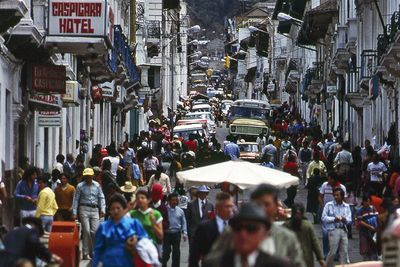 Folksomt på gaten i Ecuadors hovedstad Quito.