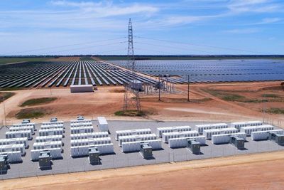 Sol- og vindkraftverk med batterilagring blir mer og mer vanlig. Her fra et prosjekt i Australia.
