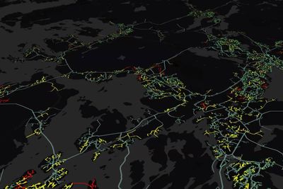 Gjennom en digital tvilling har BKK Nett og Kongsberg digital sett på hvordan strømnettet i Hordaland blir belastet når stadig flere får elbil, og man ikke klarer å fordele ladingen utover døgnet. De røde områdene viser spenningsproblemer.