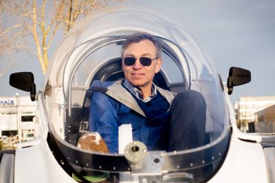 Per Hassel Sørensen, gründer og teknisk sjef i Podbike, sitter i sykkelen han utvikler.