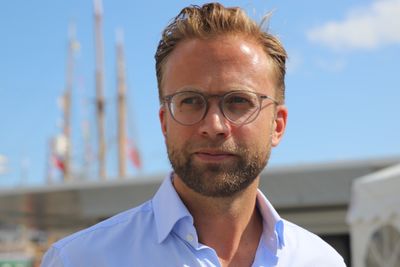 Digitaliseringsminister Nikolai Astrup vil se på hvorfor IT-folk sliter rett etter utdannelsen. 