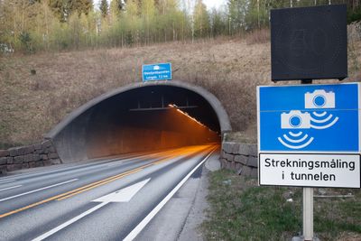 Samferdselsdepartementet har stoppet fire nye anlegg for gjennomsnittsmåling av fart, og bedt Vegvesenet stanse planleggingen av nye strekninger med tiltaket. På bildet er Oslofjordtunnelen, hvor dagens gjennomsnittsmåling ikke blir berørt av pålegget.