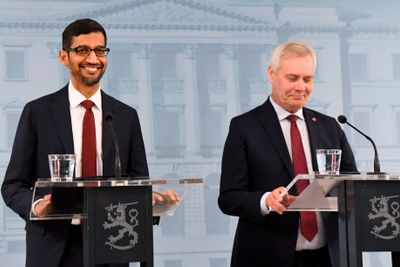 Finlands statsminister Antti Rinne (til høyre) sammen med Googles administrerende direktør Sundar Pichai på pressekonferansen i Helsingfors fredag.