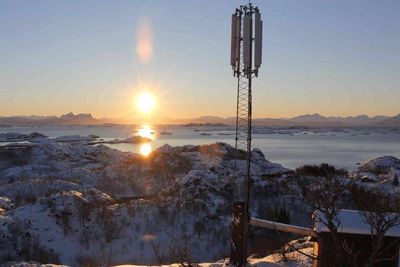 Japanske Docomo ønsker å bruke utstyr fra ulike leverandører av radioutstyr, blant annet fordi de er flinke på ulike ting, eksempelvis er noen bedre på dekning, andre på å lage små enheter for veggmontering i byer. Bildet er av en av Telenors basestasjoner.