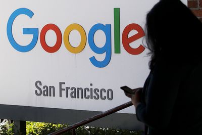 I en dom som falt tirsdag sier EU-domstolen i Luxembourg at den ikke vil pålegge Google å implementere «retten til å bli glemt» i hele verden. Bildet er tatt i mai i år, og viser et Google-skilt i San Francisco.