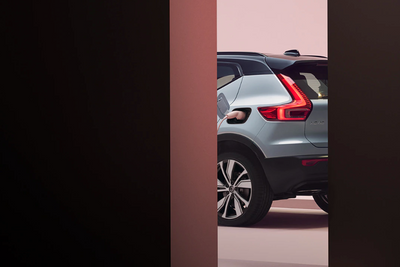 Volvo har ennå ikke sluppet bilder som viser XC40 i all sin velde. Men på dette lokkebildet ser man at ladeporten er flyttet bak på elbilen, mens den er foran førerdøren på hybriden. 