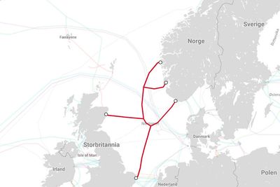 Her er Tampnets sjøfiberkabelnettverk i Nordsjøen, slik Telegeography har registrert det. Den siste kabelen, til Aberdeen i Skottland, ble lagt i sommer og tas i bruk i disse dager. Dette nettet mener Tampnet er et godt alternativ til å rute datatrafikken via Sverige.