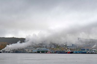 Det brenner fremdeles kraftig på den russiske tråleren ved kai i Breivika Havn i Tromsø. Universitetssykehuset i Nord-Norge ligger i røyken fra båten.