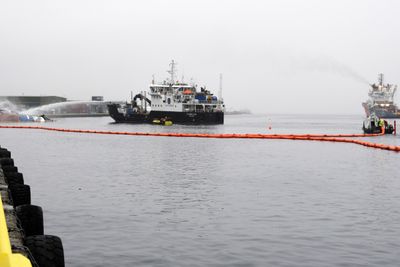 Kystverket legger ut oljelenser rundt den havarerte russiske tråleren Bukhta Naezdnik ved kai i Breivika Havn i Tromsø.