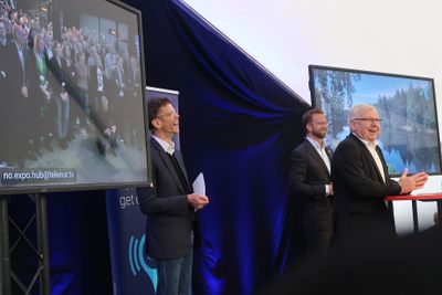 Telenor Norge-sjef Petter-Børre Furberg, digitaliseringsminister Nikolai Astrup og Elverum-ordfører Erik Hanstad var på scenen for å åpne 5G. Ordføreren fikk æren av å trykke på den store blå knappen - en handling som markerte åpningen av 5G i Norge.