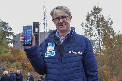 Dekningsdirektør Bjørn Amundsen med sin første 5G-telefon under presentasjon av 5G i Elverum i 2019. Samtidig som 5G innføres i Telenor-nettet, er det over og ut for 3G-teknologien.