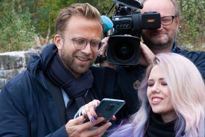 Digitaliseringsminister Nikolai Astrup får teste utvidet virkelighet (AR) via 5G, her hjulpet av ukrainske Mariia Tintul, prosjektleder i Pictury Tale.