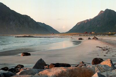 Nordland; best på natur, dårligst på høyhastighetsbredbånd. Her et bilde av midnattssola på en strand i Lofoten, ved Flakstad  på Flakstadøya.