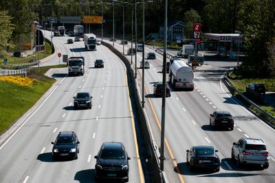 I forslaget blir det lagt opp til at hver enkelt bil må ha en elektronisk brikke som registrerer hver tur og teller antall kilometer bilen kjører og hvor.