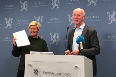 Leder Per Sanderud overrekker ekspertutvalgets anbefalinger til finansminister Siv Jensen (Frp). 