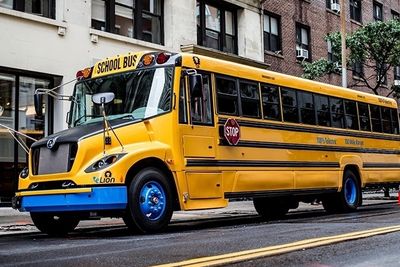 De elektriske skolebussene kobles på strømnettet, og skal bidra til å jevne ut belastningen på strømnettet i New York. 