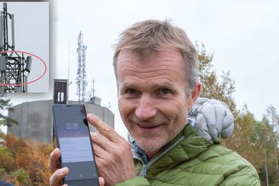 Sjefsarkitekt for mobilnett i Telenor Norge, Petter Aglen, med sin første 5G-mobil med 5G-symbolet på skjermen. Over telefonen ser vi mobilmasta der 5G-utstyret befinner seg. På det lille bildet innfelt øverst til venstre, ser vi at selve 5G-antennene er de nest øverste i masta. Inne i boksen befinner også radioutstyret seg.